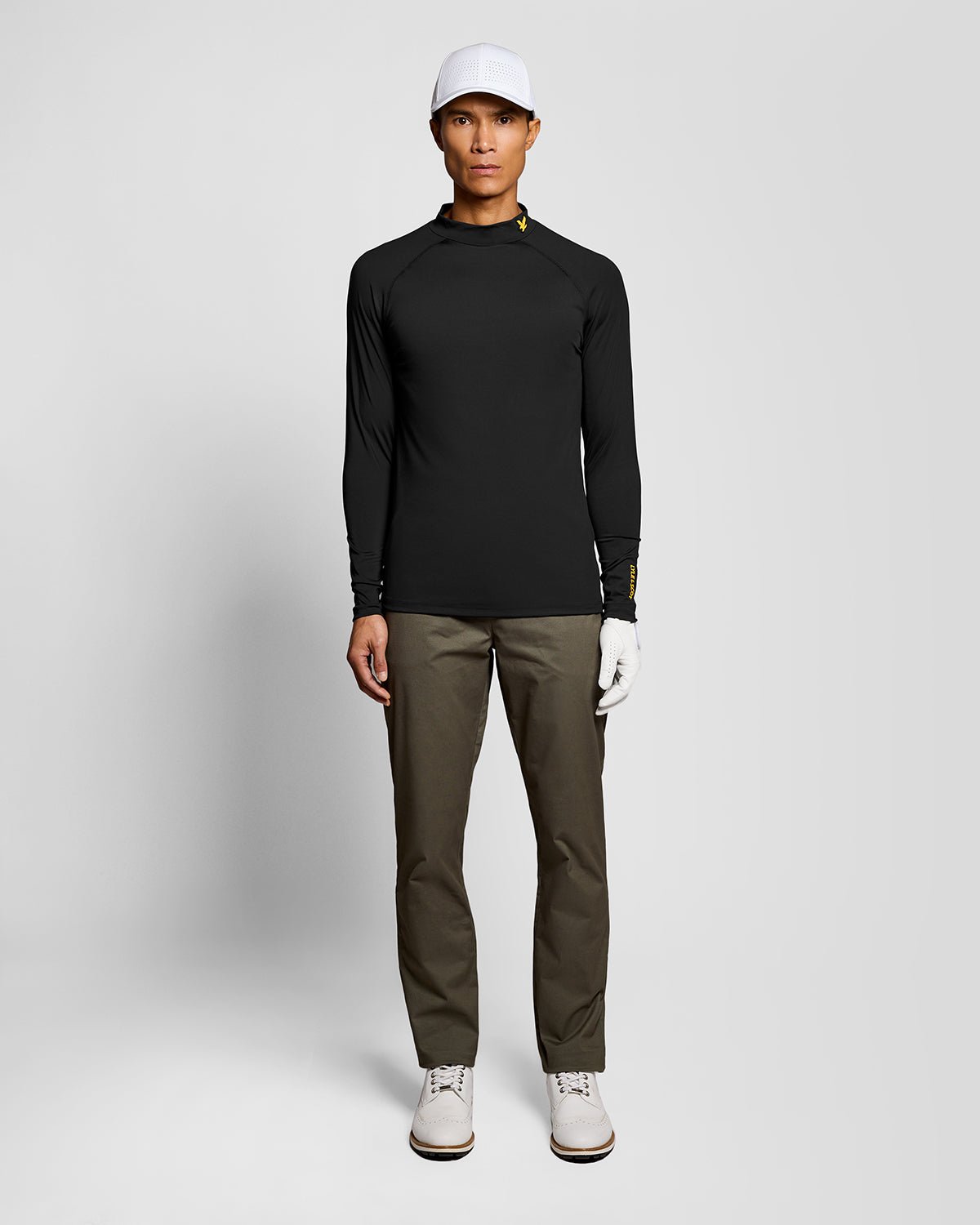 Uomo con maglia intima tecnica in nero jet