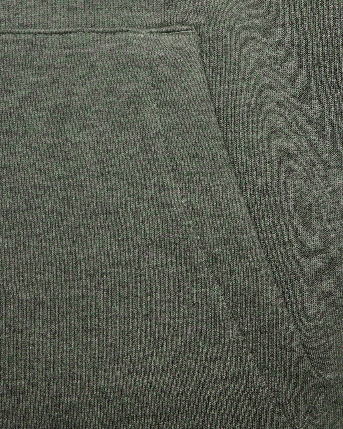 Un homme porte un sweat à capuche raglan en coton chiné, couleur kaki tricolore