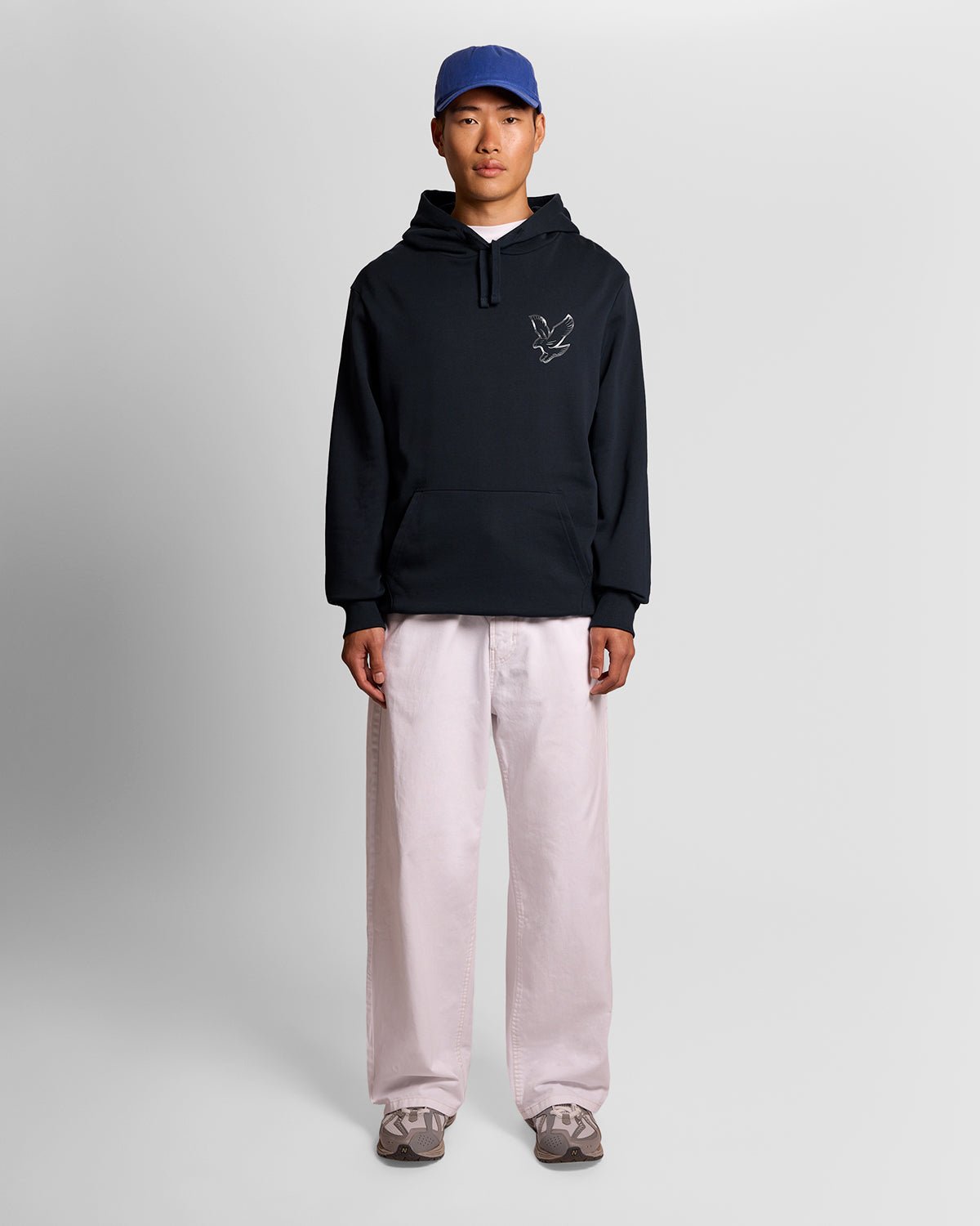 Homme portant un sweat-shirt à imprimé graphique dans le dos, couleur bleu marine foncé