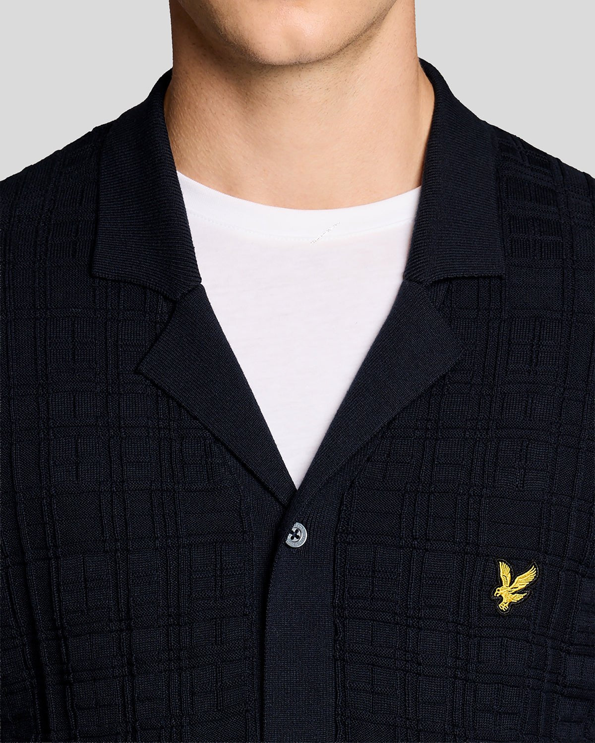 Hombre con camisa de punto de estilo «Resort» con cuello Revere en azul marino oscuro