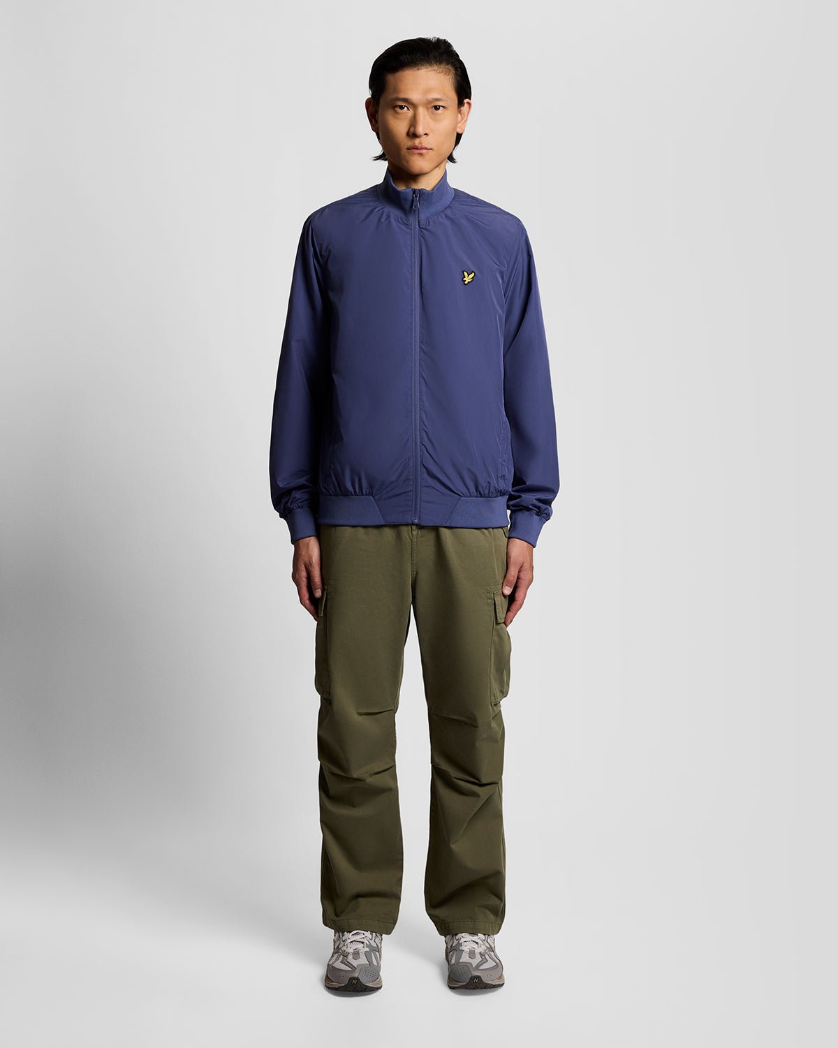 Hombre lleva chaqueta de cuello alto color azul marino intenso
