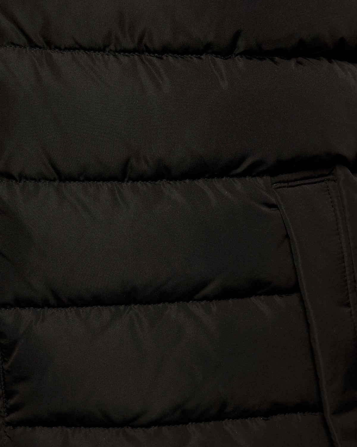 Un homme porte une veste matelassée noir de jais