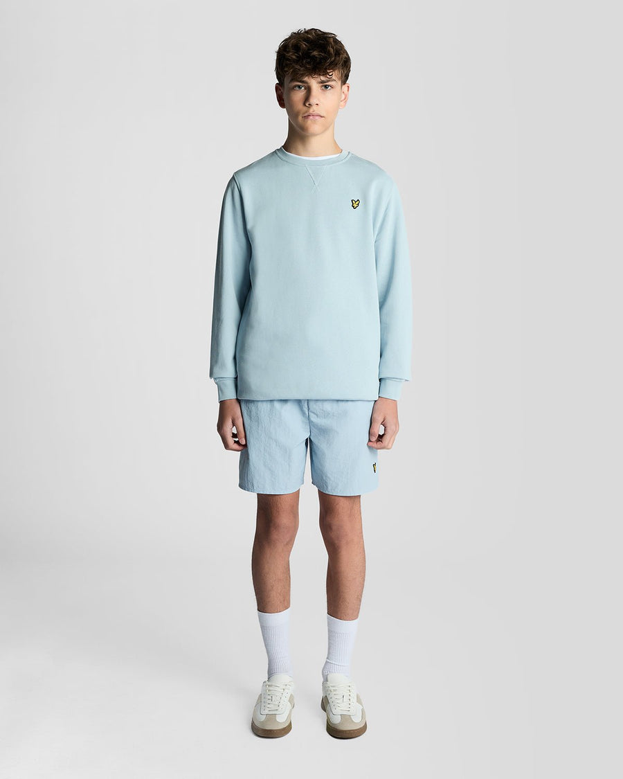 Homme portant un sweat-shirt à col rond en coton bleu opale