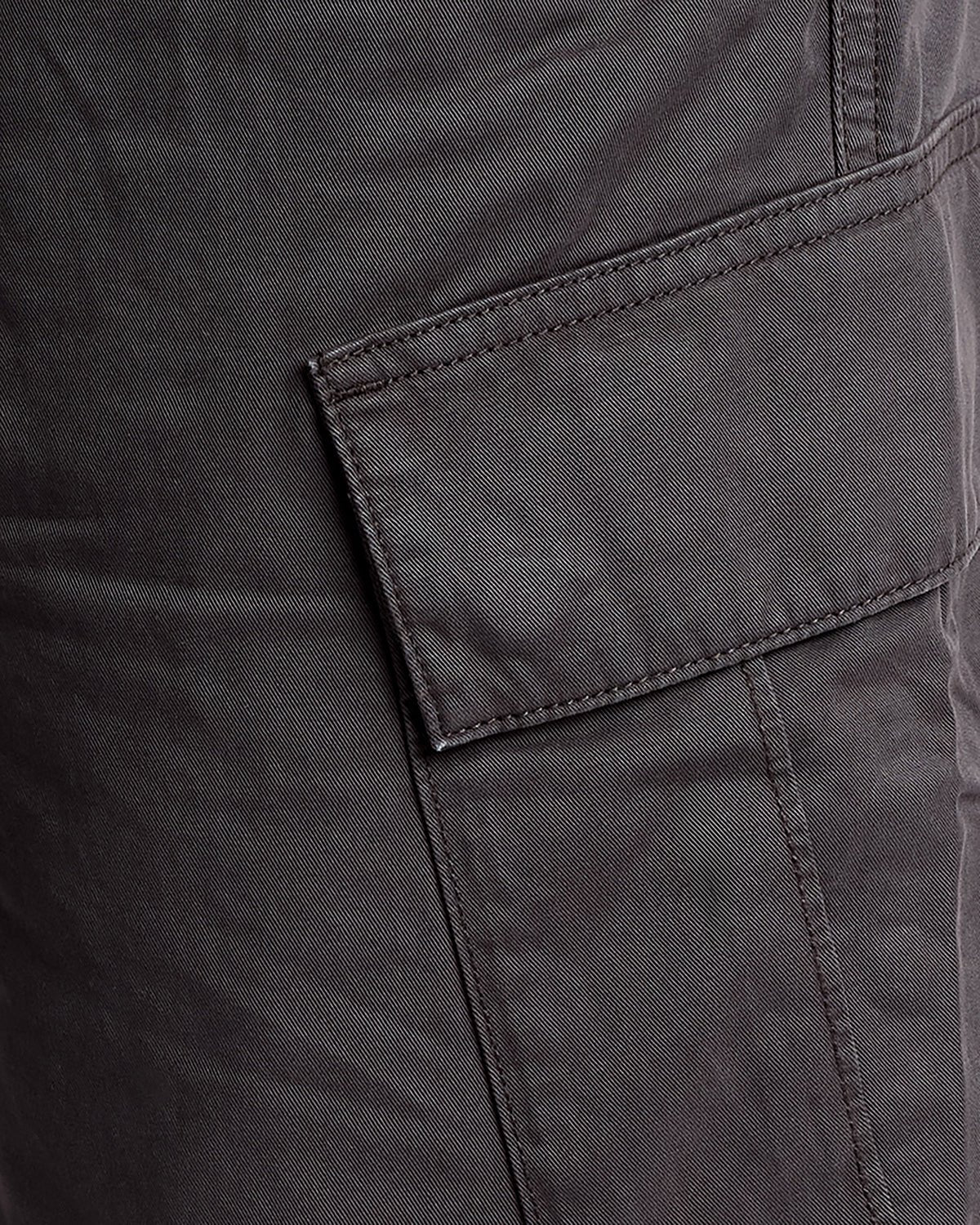 Uomo con pantaloncini cargo in cotone color antracite