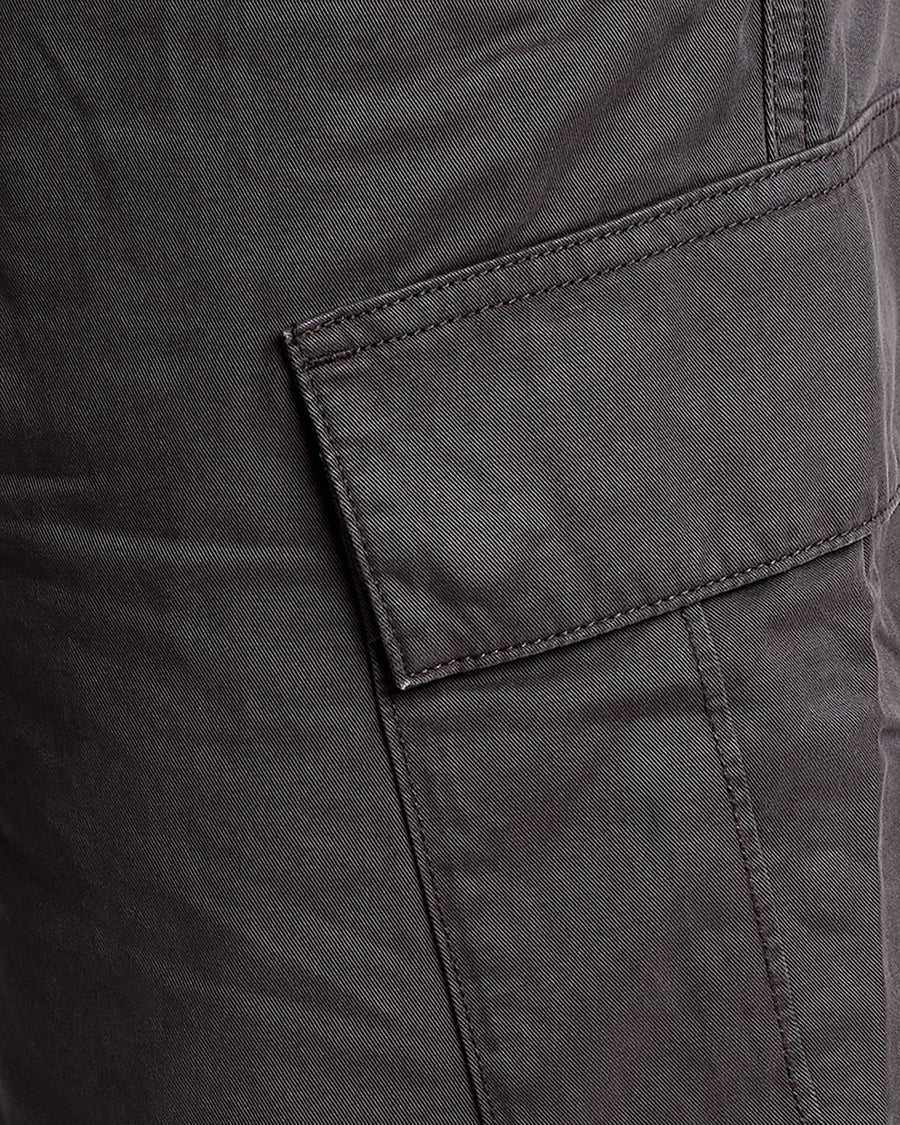Uomo con pantaloncini cargo in cotone color antracite