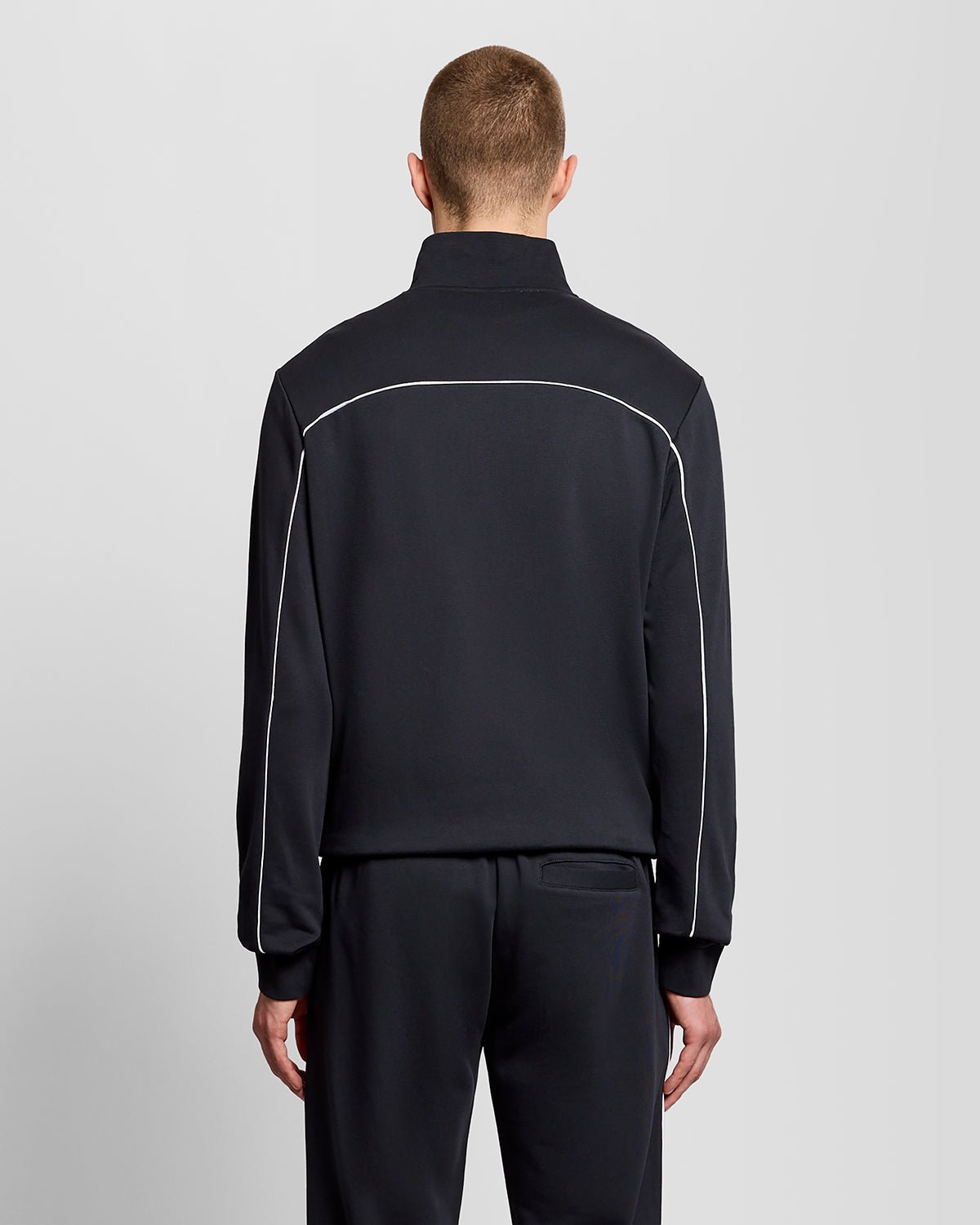 Homme portant un sweat à capuche zippé sur toute la longueur avec passepoil, couleur bleu marine foncé