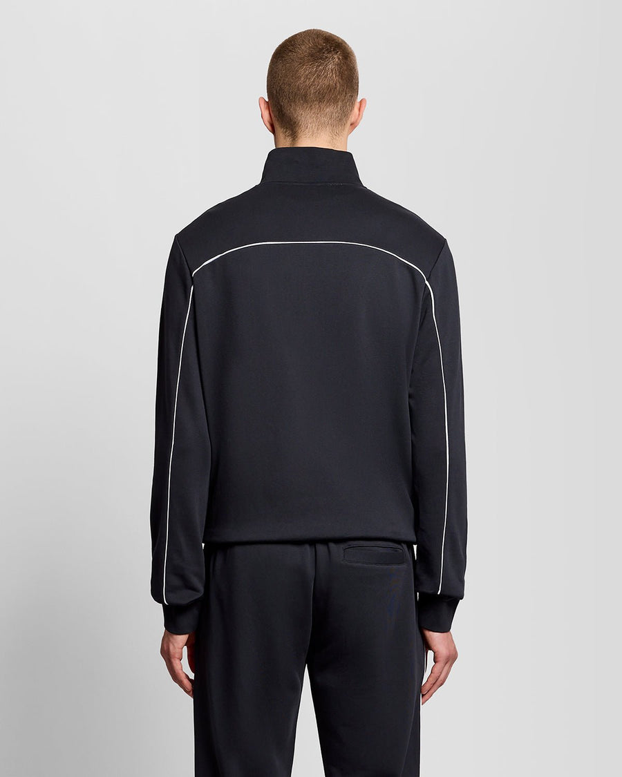 Homme portant un sweat à capuche zippé sur toute la longueur avec passepoil, couleur bleu marine foncé