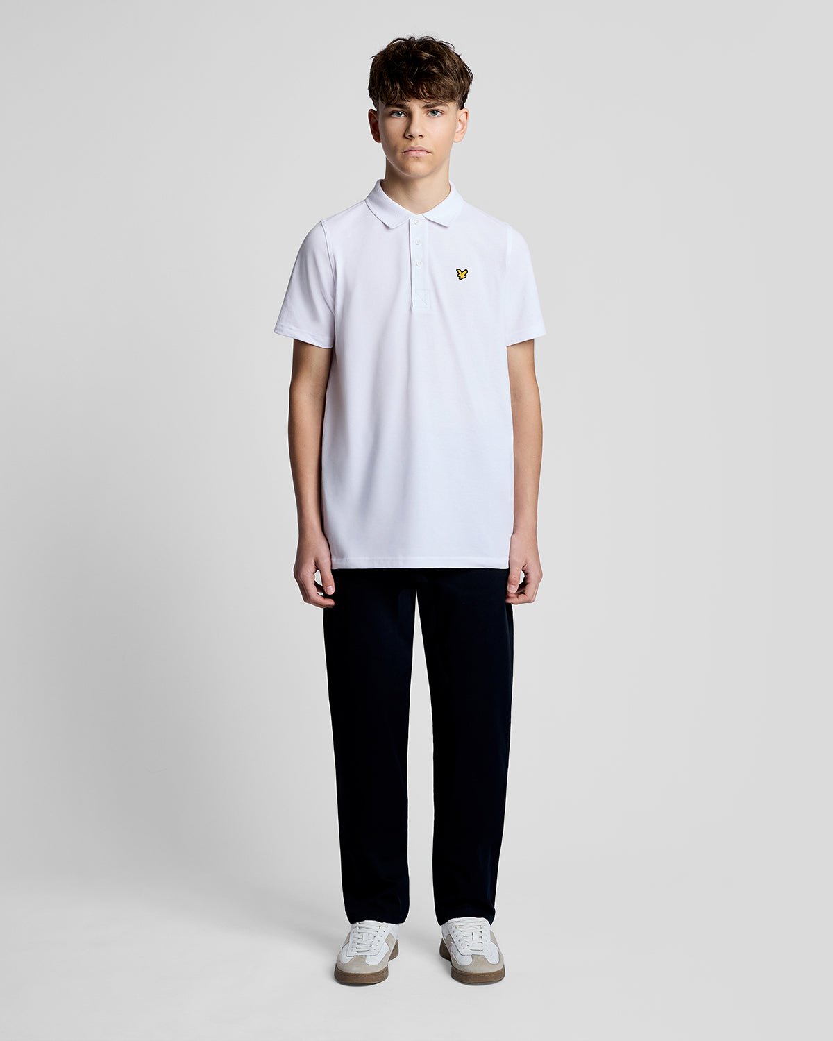Un homme porte un polo de sport blanc