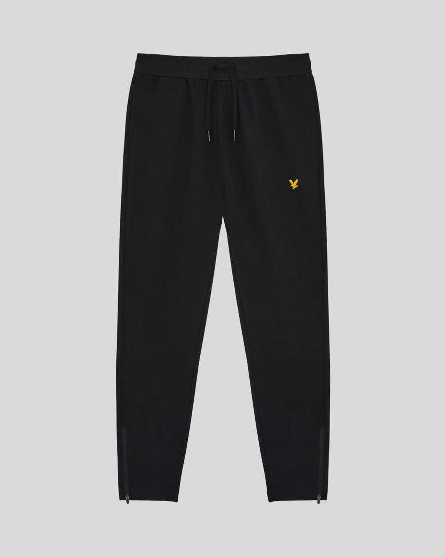 Uomo con pantaloni da jogging sportivi leggeri in nero corvino