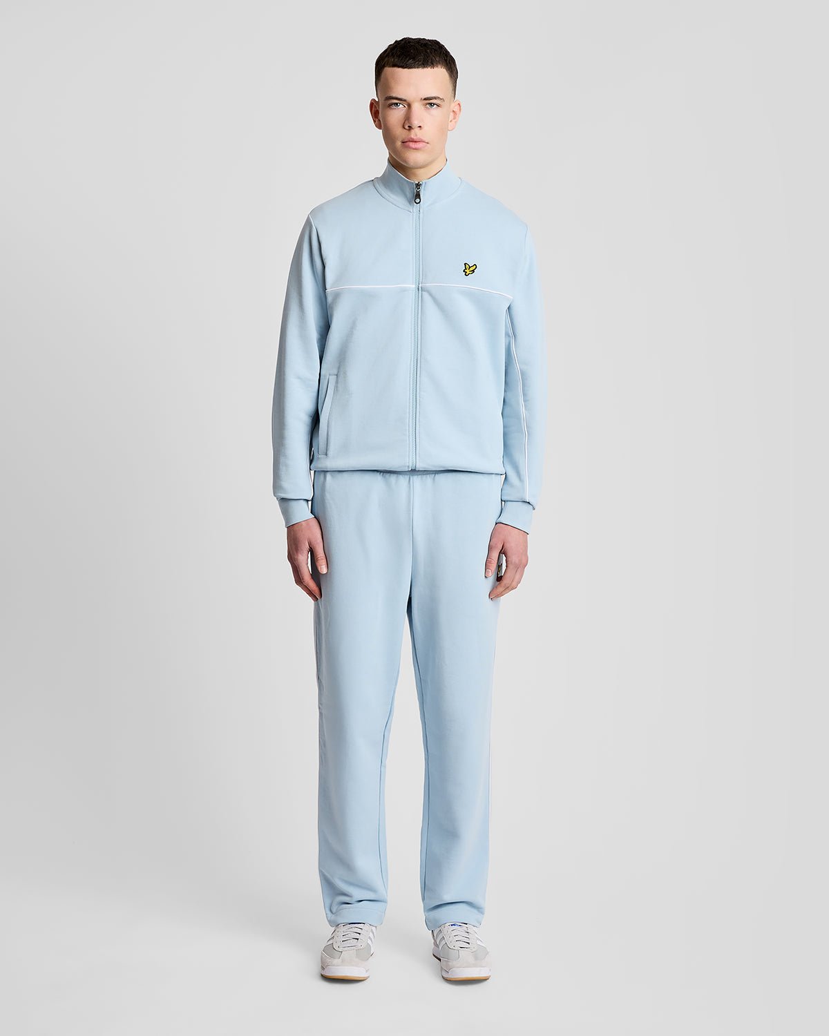Homme portant un sweat à capuche zippé intégral à passepoil, couleur bleu opale