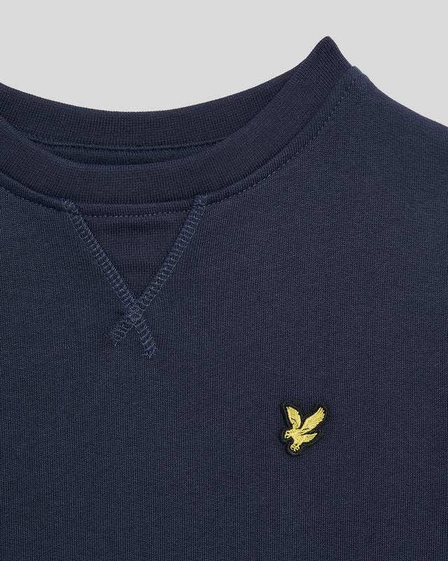 Un garçon porte un sweat-shirt classique à col rond bleu marine