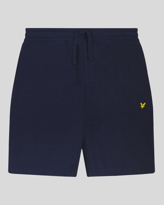 Garçon portant un short de survêtement bleu marine
