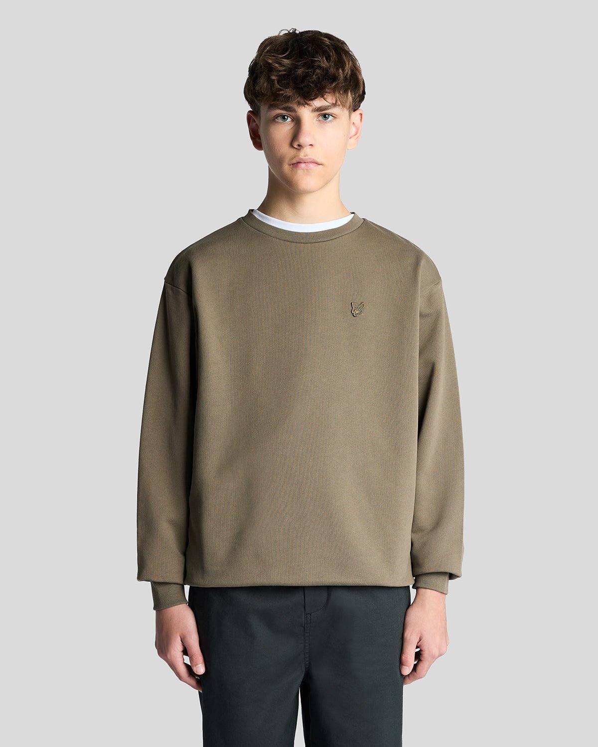 Un homme porte un sweat-shirt en coton épais de couleur kaki cendré