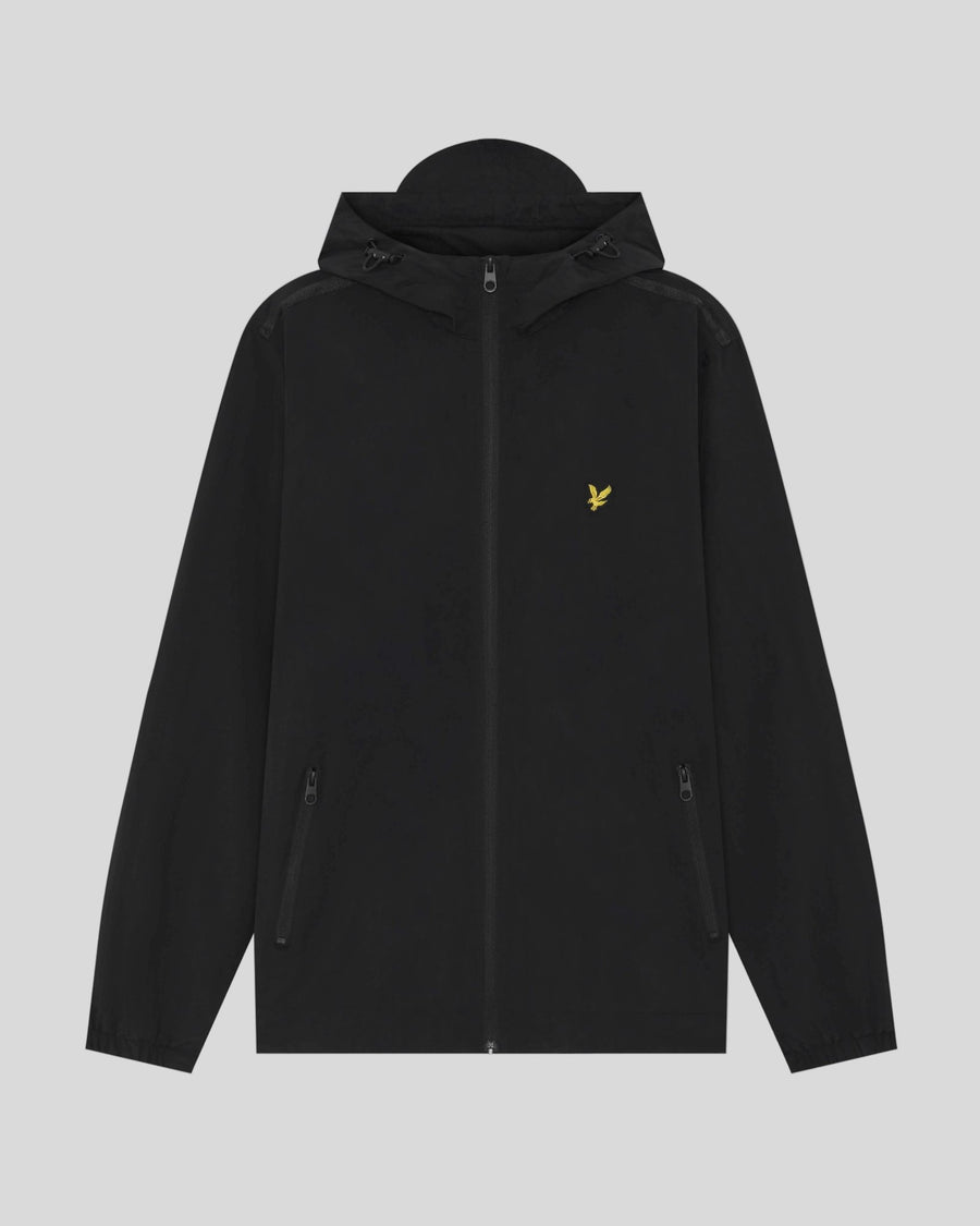 Hombre con chaqueta con capucha impermeable y costuras selladas en negro azabache