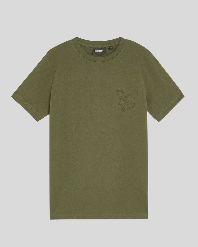 Un garçon porte un t-shirt « Embossed Eagle » dans les profondeurs
