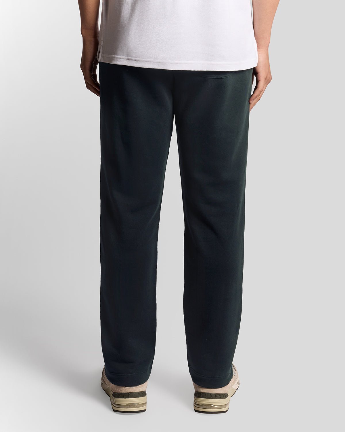 Homme portant un pantalon de jogging en coton à coupe droite, bleu marine foncé