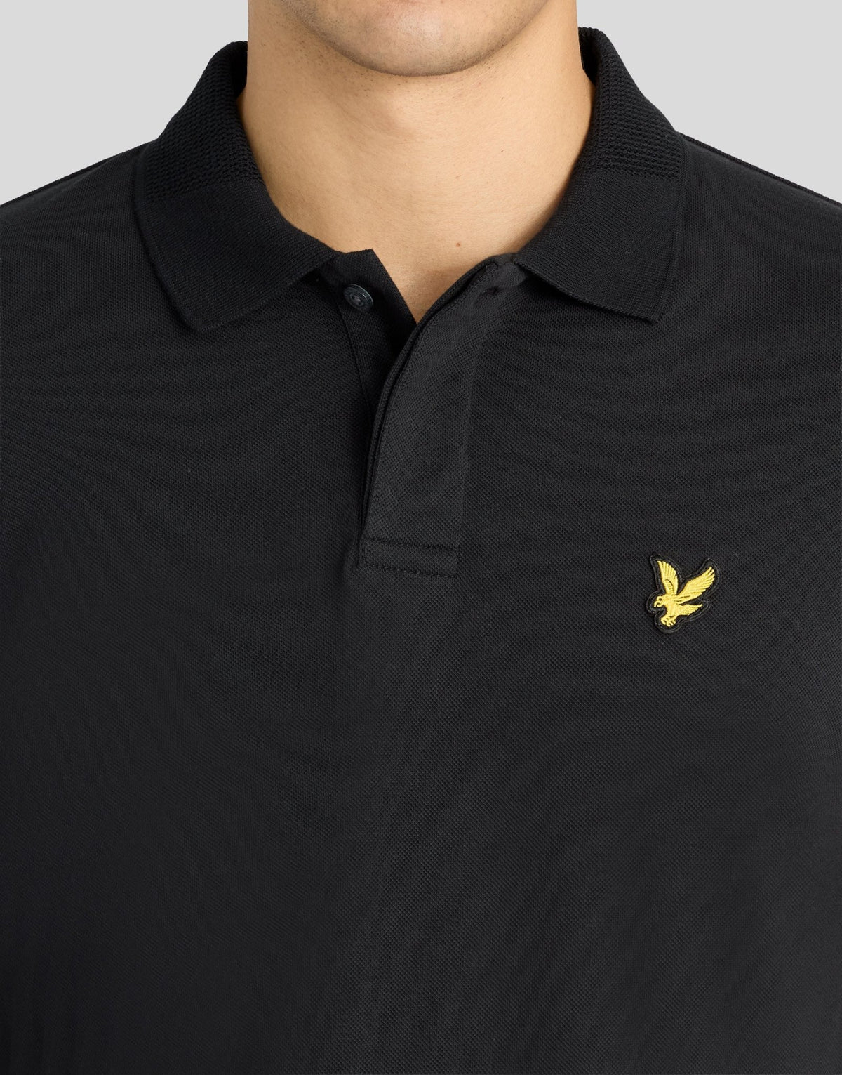 Man draagt een polo met jacquardrand in Jet Black