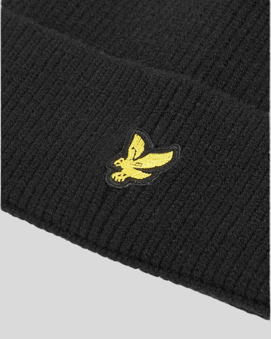 Garçon portant un bonnet en tricot noir de jais