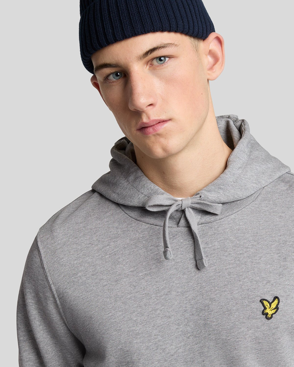 Homme portant un sweat à capuche en coton Loopback, couleur gris chiné moyen