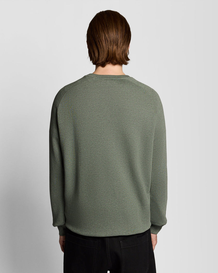 Homme portant un sweat-shirt raglan en coton chiné, couleur kaki tricolore