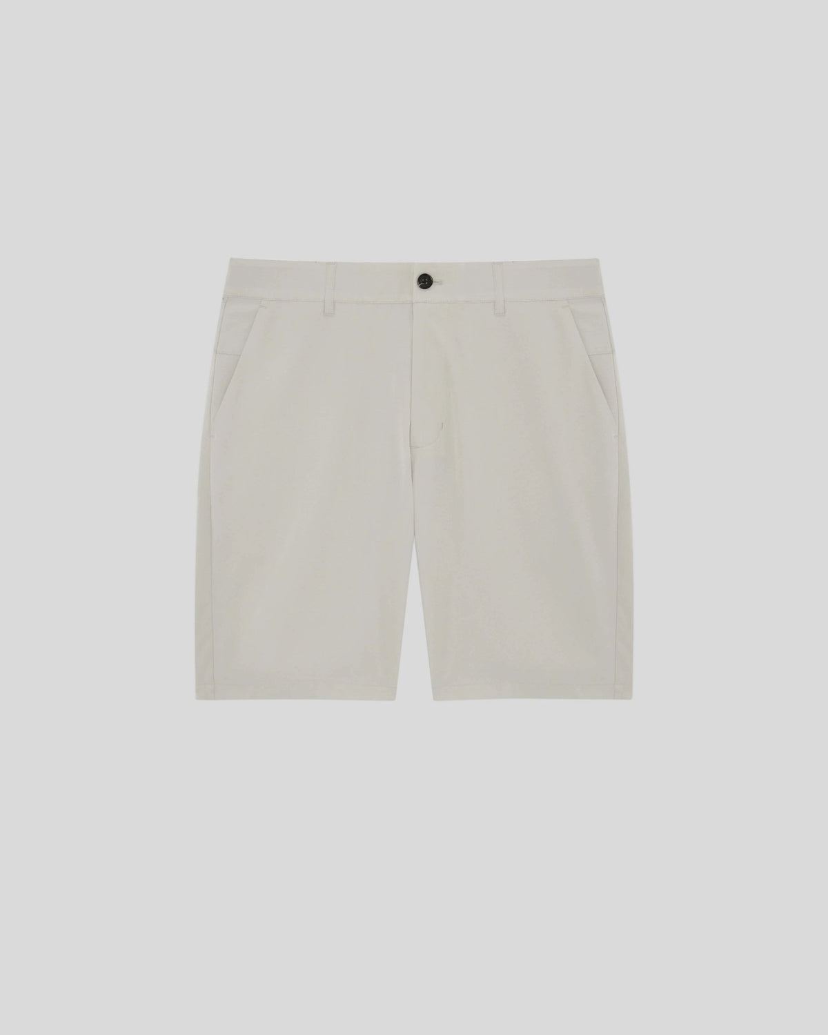 Un homme porte un short technique léger de couleur Cloud