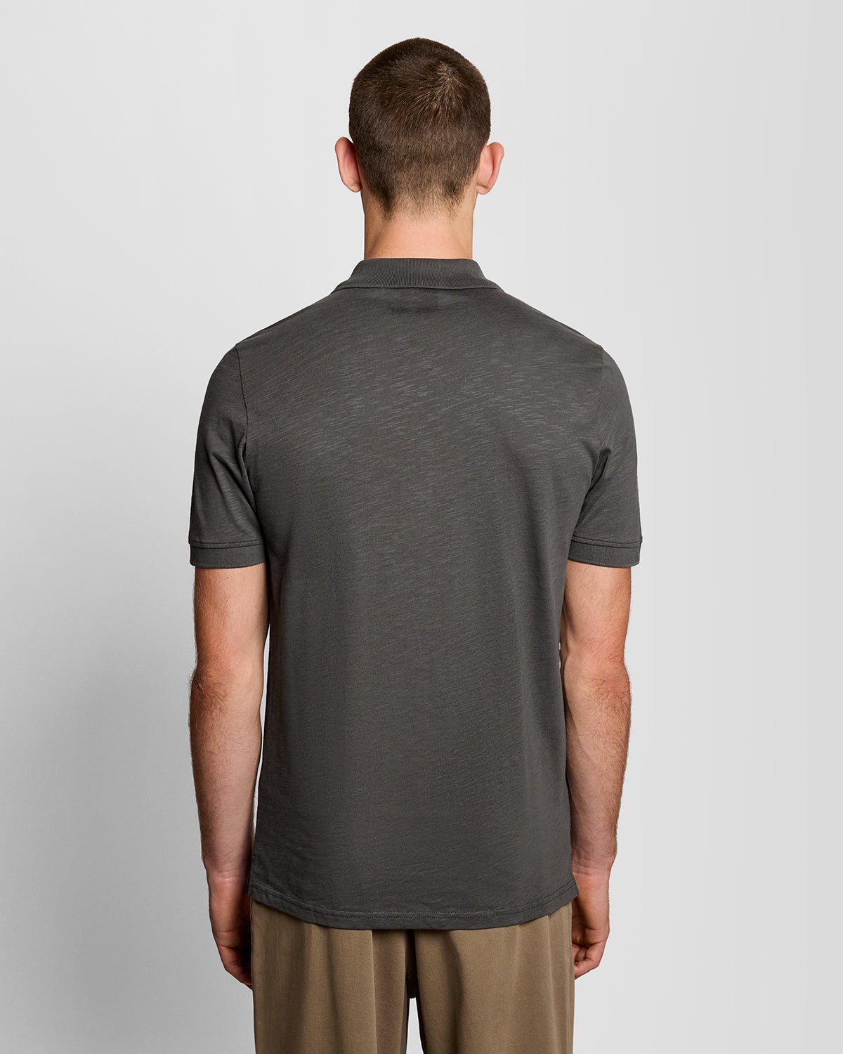 Homme portant un polo en coton fin texturé, couleur gris métallisé