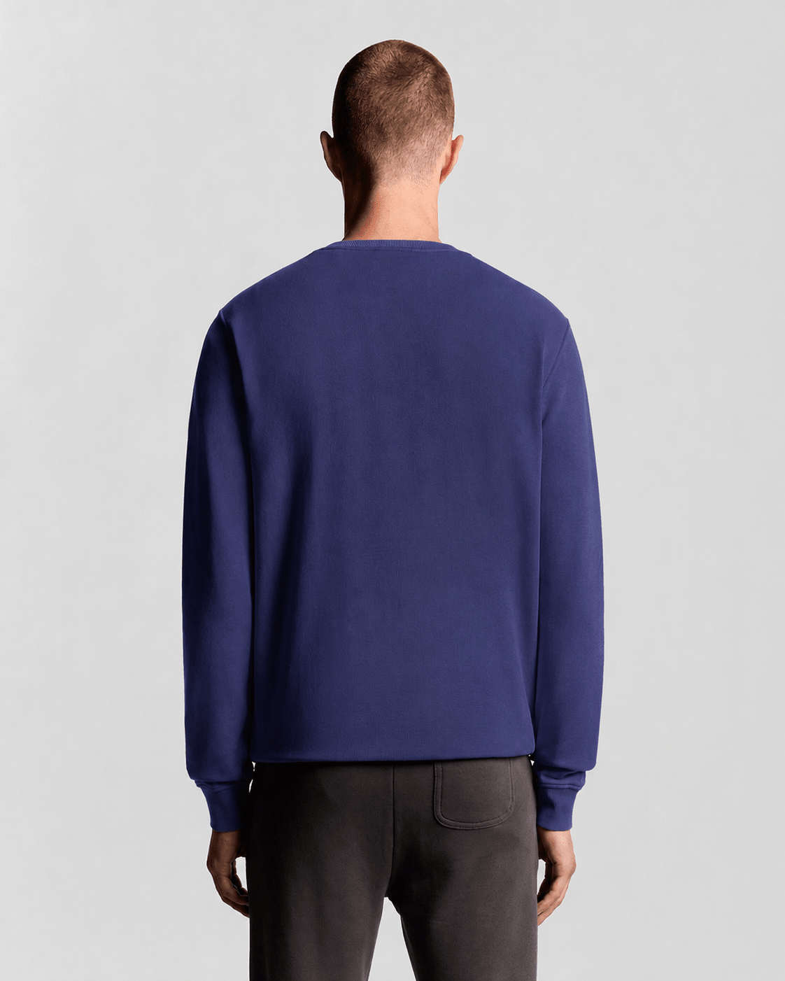Homme portant un sweat-shirt à col rond en coton bleu marine foncé