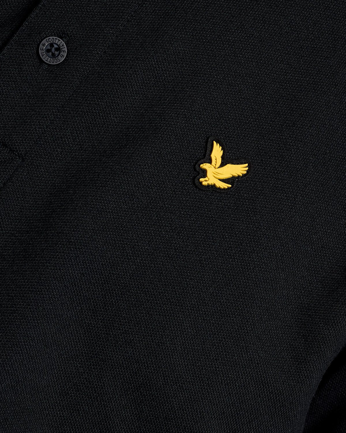 Un homme porte un polo de sport noir de jais
