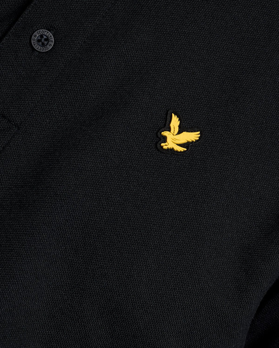 Un homme porte un polo de sport noir de jais