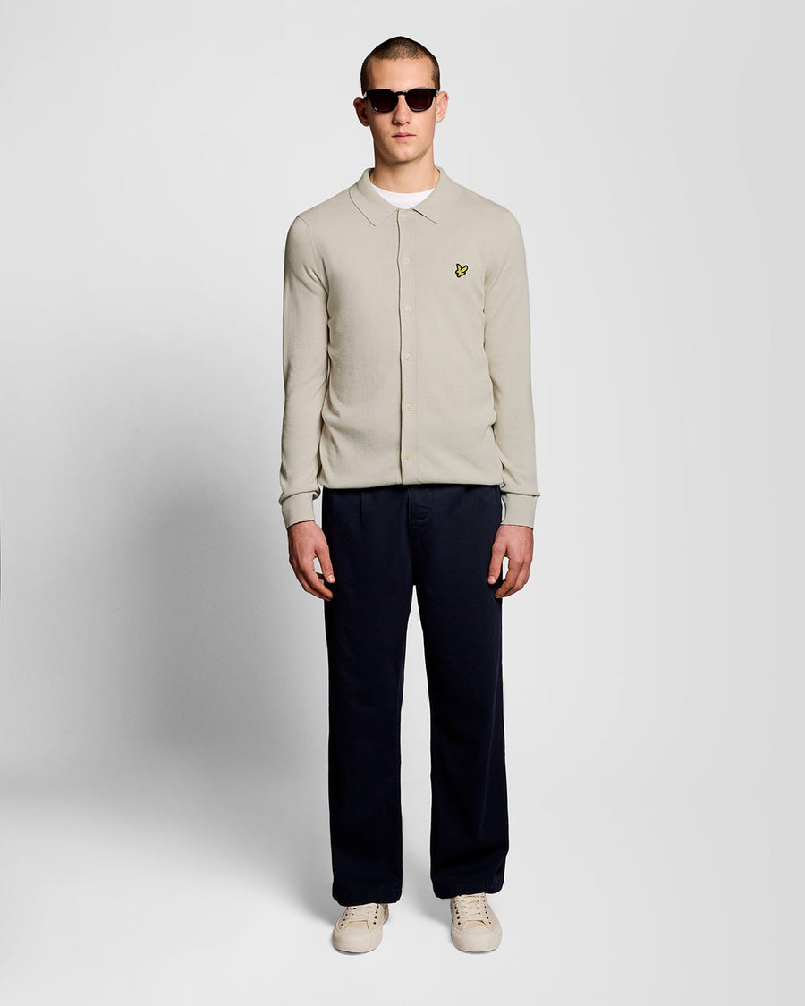 Un homme porte un pull en coton à Cove