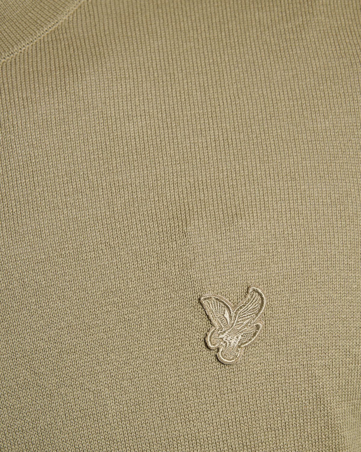 Homme portant un pull à col rond en coton ultra-fin de la marque Sage Uniform