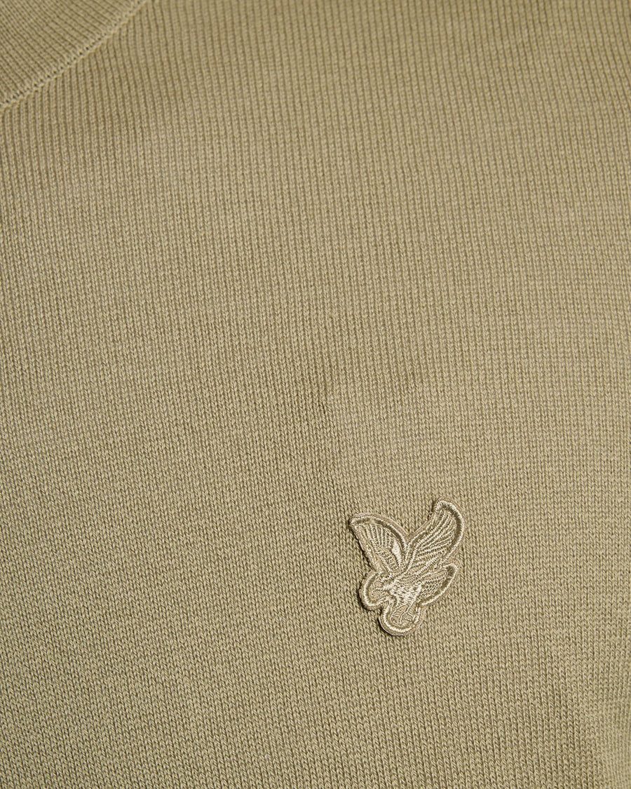 Homme portant un pull à col rond en coton ultra-fin de la marque Sage Uniform