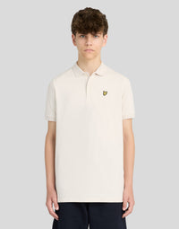 Junge trägt ein baumwollnes Poloshirt in der Farbe Putty