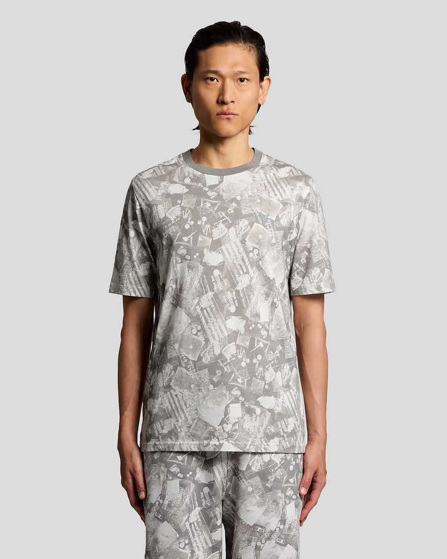 Un homme porte un t-shirt à imprimé graphique industriel de couleur gris froid