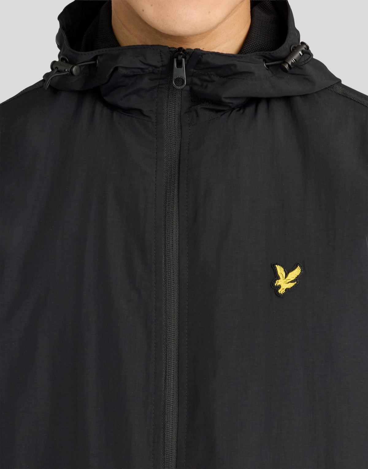 Hombre con chaqueta con capucha impermeable y costuras selladas en negro azabache