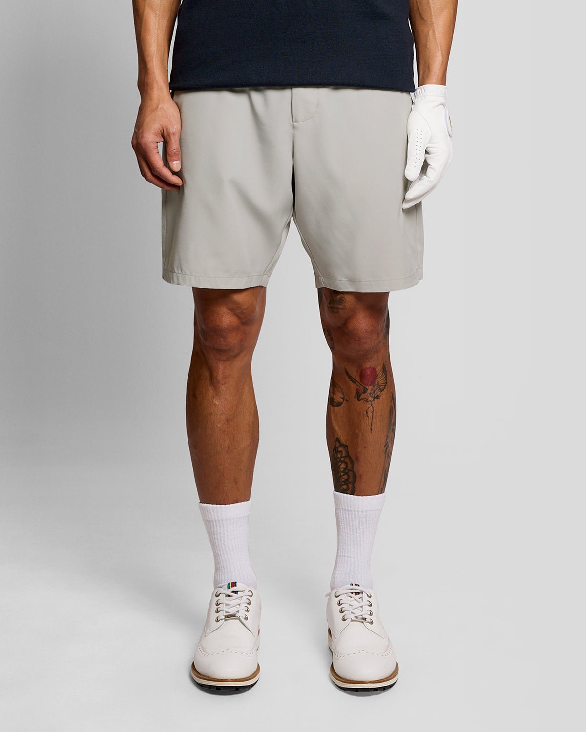 Un homme porte un short technique léger de couleur Cloud