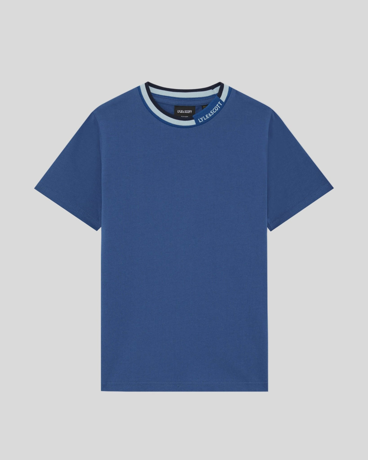 Un homme porte un t-shirt à col rabattu avec logo, couleur bleu barbeau foncé