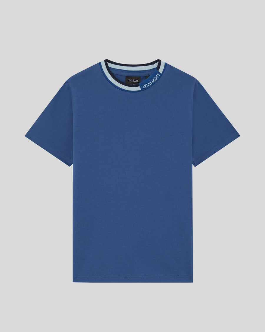Un homme porte un t-shirt à col rabattu avec logo, couleur bleu barbeau foncé