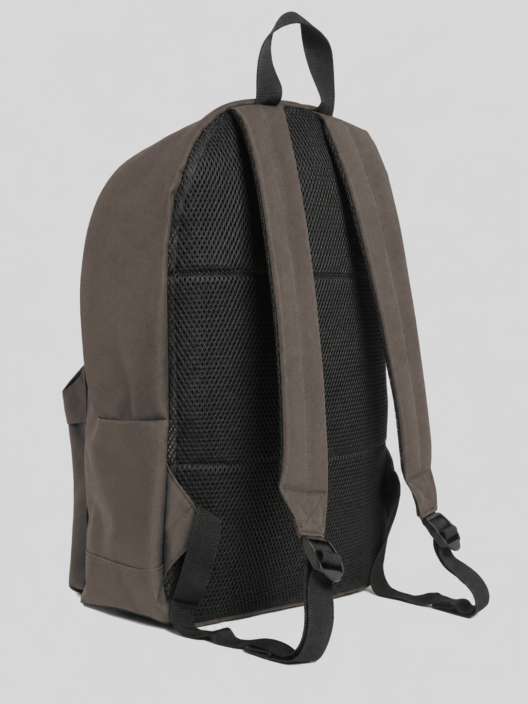 Un homme porte le sac à dos « Everyday » couleur « Khaki Ash »