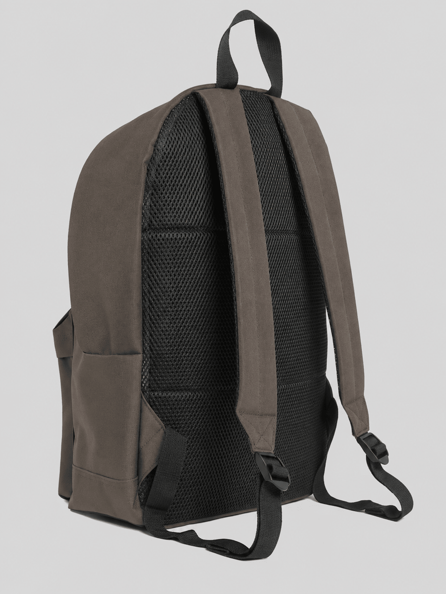 Un homme porte le sac à dos « Everyday » couleur « Khaki Ash »