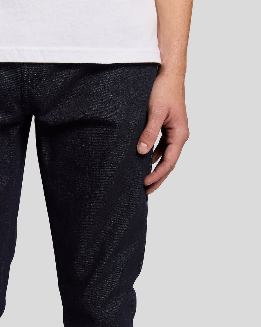 Homme portant un jean slim ajusté couleur indigo foncé