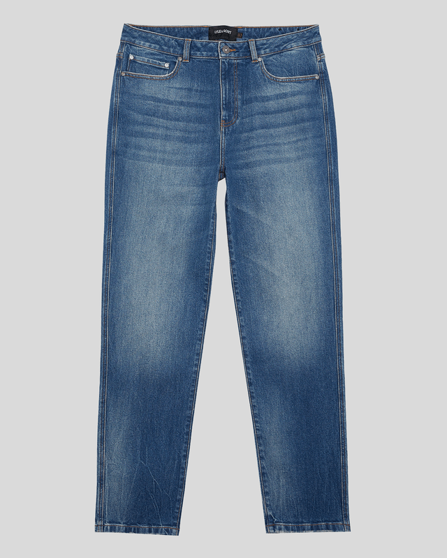 Homme portant un jean en denim ajusté et fuselé, bleu délavé