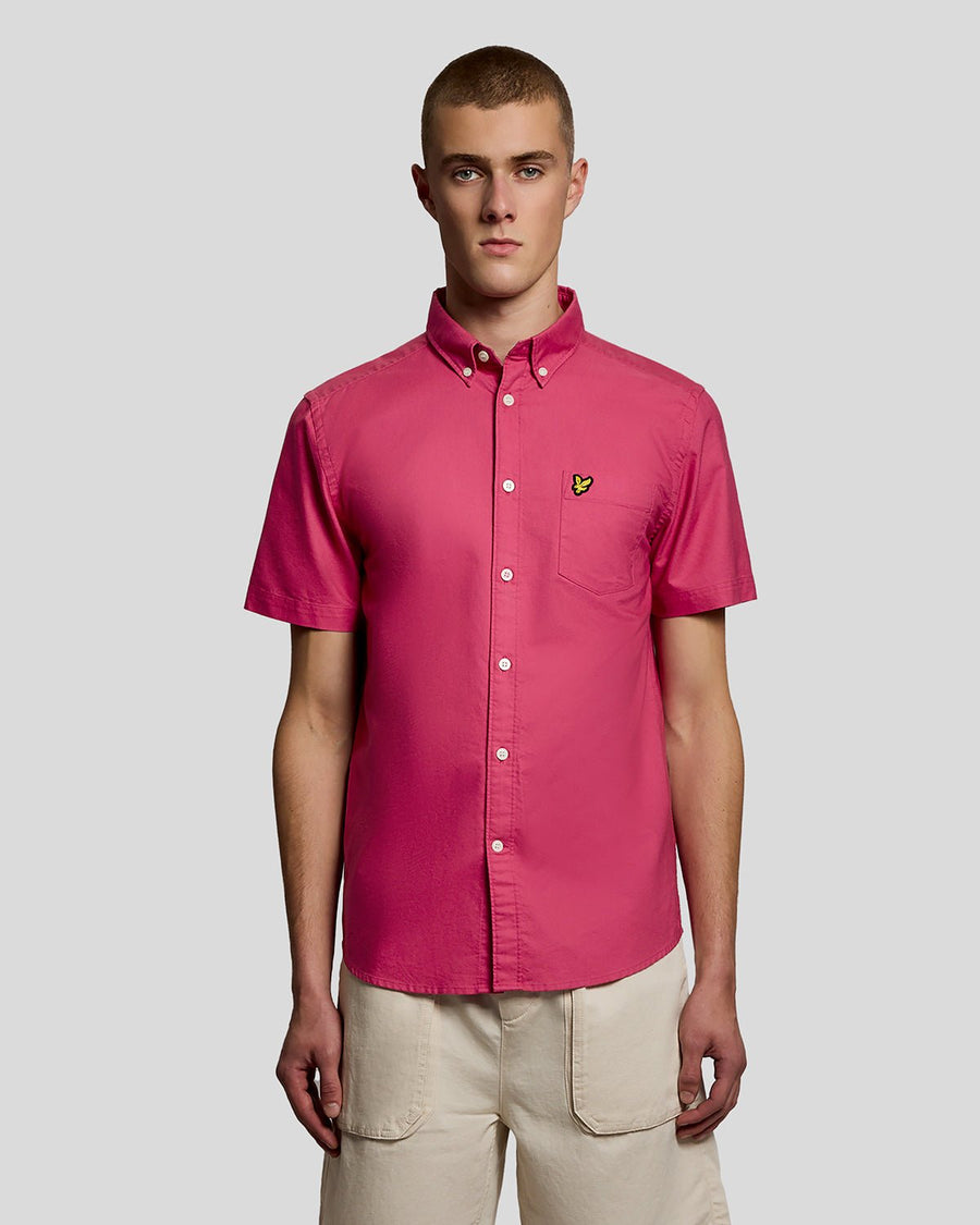 Uomo con camicia Oxford a maniche corte color dalia