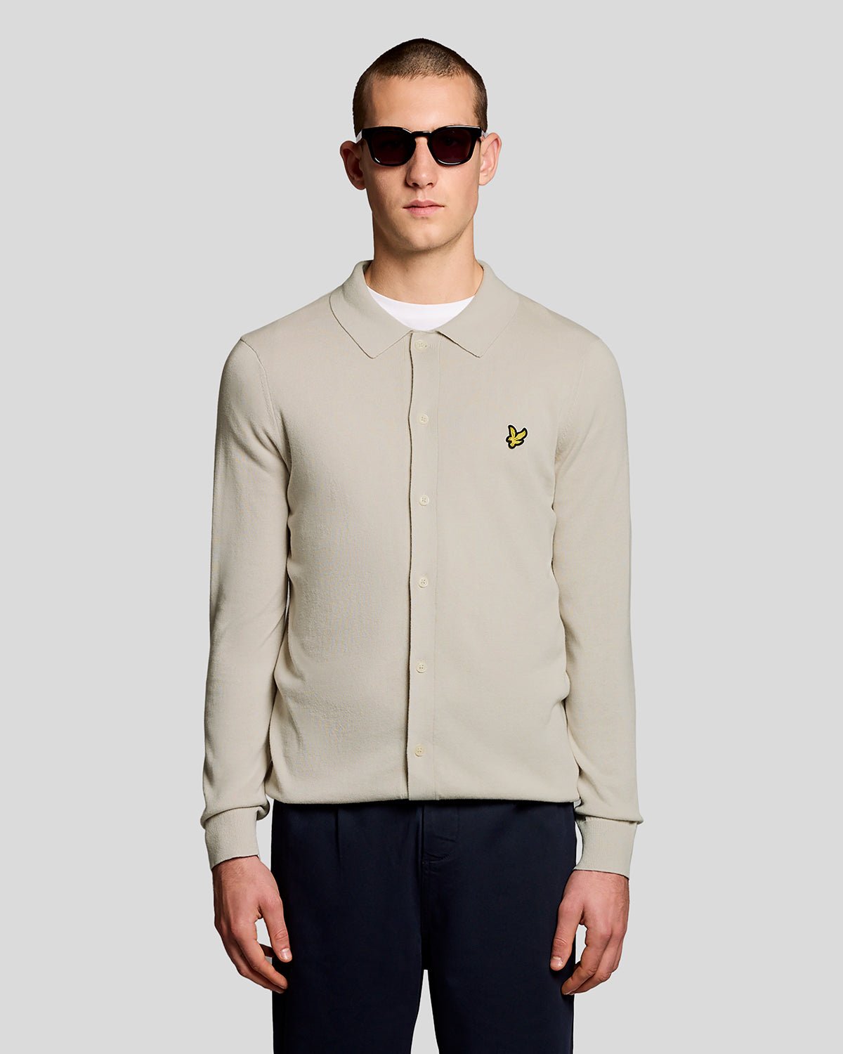 Un homme porte un pull en coton à Cove