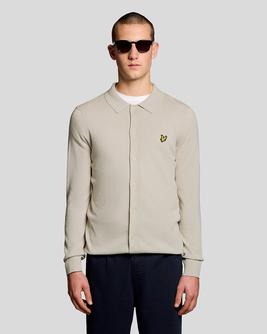 Un homme porte un pull en coton à Cove