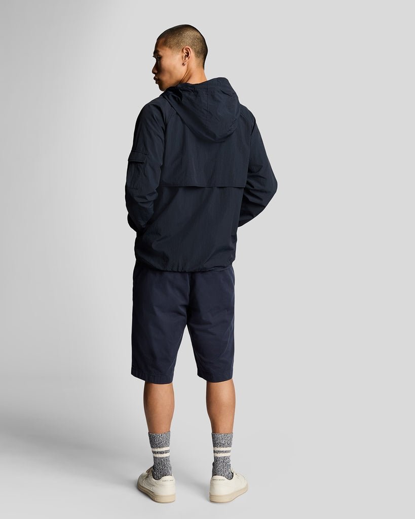 Mann trägt eine dunkelblaue Chino-Shorts