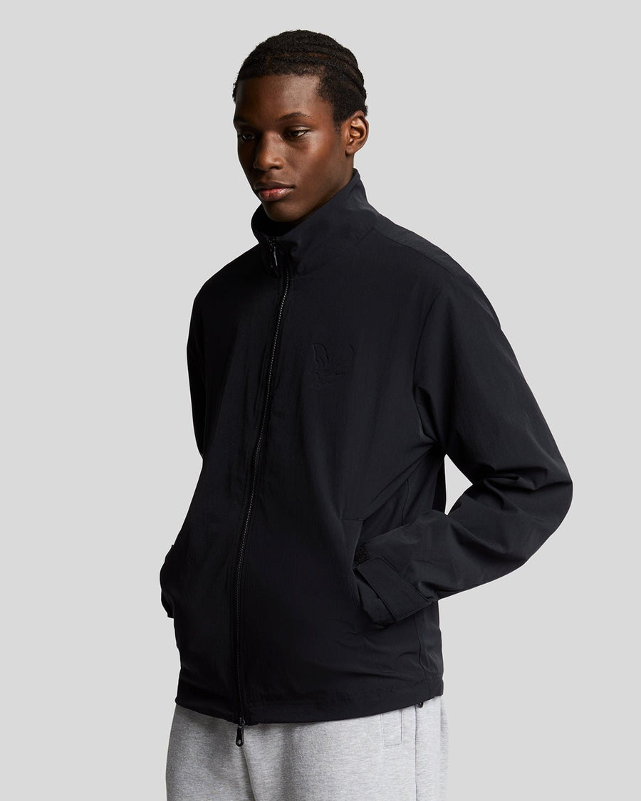 Man draagt een Keyline-windjack in Jet Black