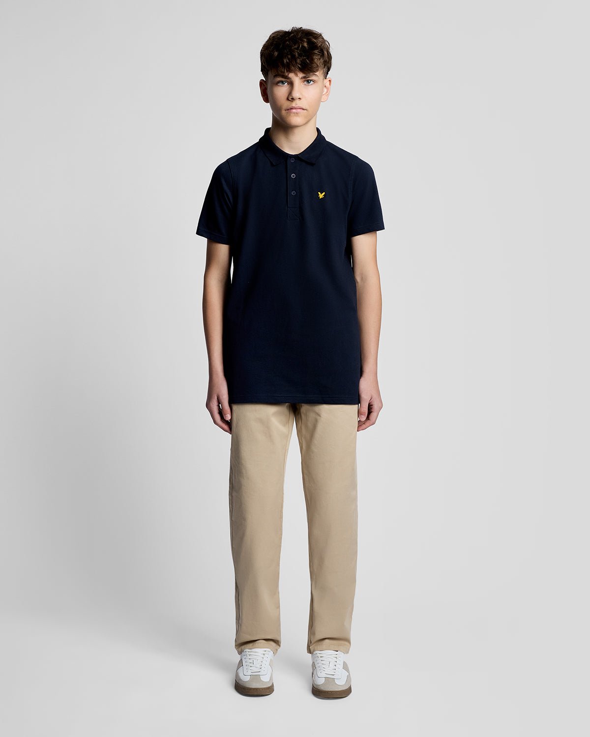 Hombre con polo deportivo en azul marino oscuro