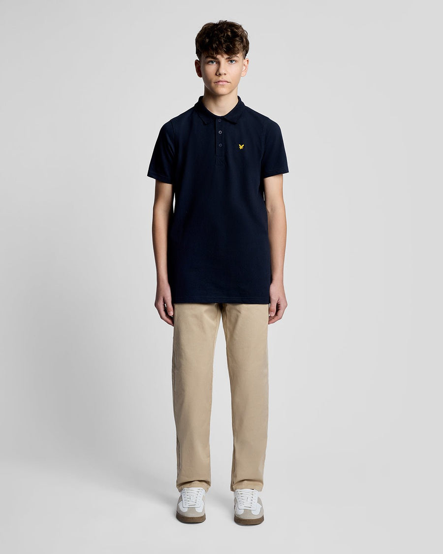 Hombre con polo deportivo en azul marino oscuro