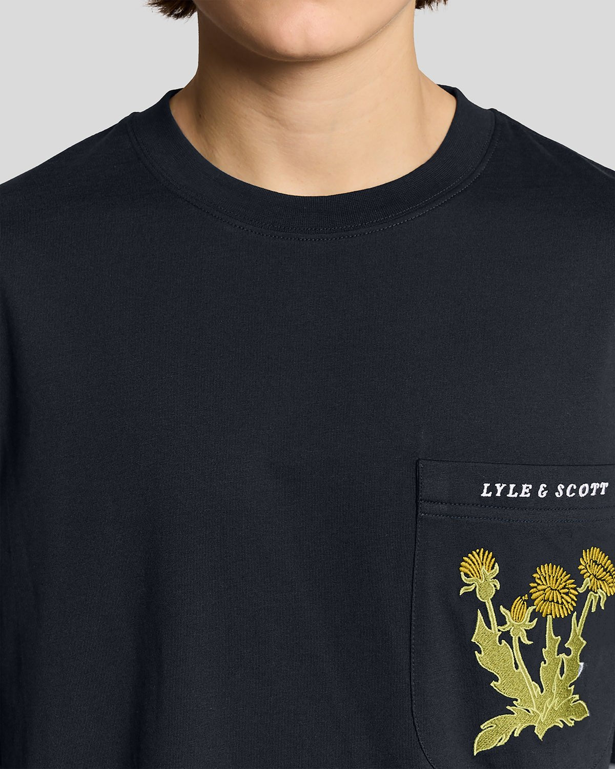 T-shirt pour homme à poche brodée d'un motif botanique, bleu marine foncé